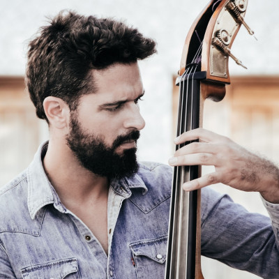 Ο Πέτρος Κλαμπάνης “χρωματίζει” το Παλαιό Χρηματιστήριο Αθηνών