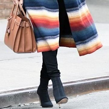 To πασίγνωστο μοντέλο κυκλοφορεί με το εκπληκτικότερο παλτό που είδαμε ποτέ σε έγκυο!