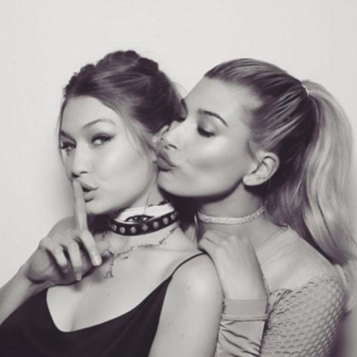 Απίστευτη αλλαγή! Ποιο It girl έβαψε τα μαλλιά του σε μία γκλιτερ μπλε απόχρωση;