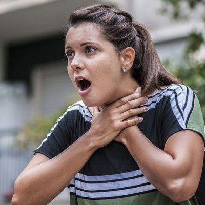 Πώς θα σώσετε τον εαυτό σας αν πνίγεστε με το φαγητό (βίντεο)