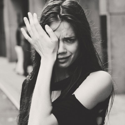 'Ελα μη ντρέπεσαι: 8 εντελώς χαζά πράγματα που όλες κάνουμε μετά από ένα χωρισμό