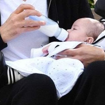 Ο νέος -και χωρισμένος- μπαμπάς ταϊζει τον μικρούλη του στο πάρκο