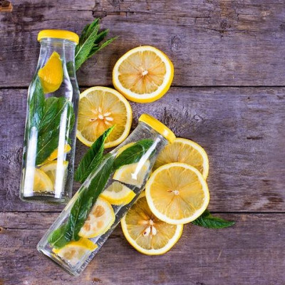 Νερό με λεμόνι: Μύθοι & αλήθειες για τα οφέλη του στην υγεία