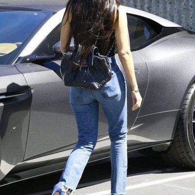 Ξέχνα την Kim Kardashian! H star ποζάρει γυμνή και δέχεται ευχές για τα γενέθλιά της