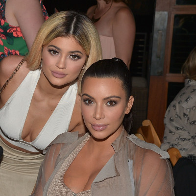 Επιτέλους αποκαλύφθηκαν! Δες πρώτη τα κραγιόν που θα λανσάρουν η Kylie και η Kim!