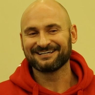 O Πάνος Αργιανίδης και στην Eurovision πέρυσι και στους πανηγυρισμούς για τη νίκη της Παπαρίζου τότε