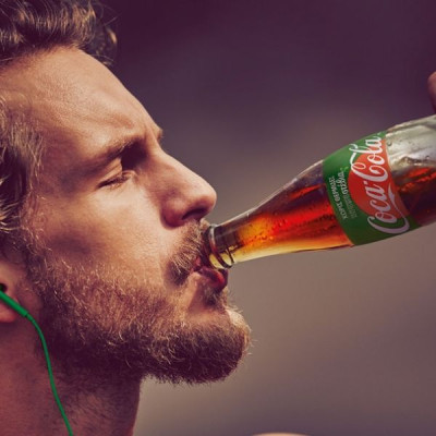 3+1 ερωτήσεις για τη νέα Coca-Cola που κυκλοφόρησε σε παγκόσμια πρεμιέρα στην Ελλάδα!