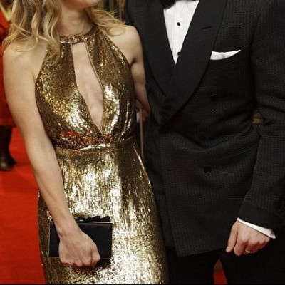 Aυτός 26, αυτή 50: Το διάσημο ζευγάρι σε μία σπάνια επίσημη εμφάνιση