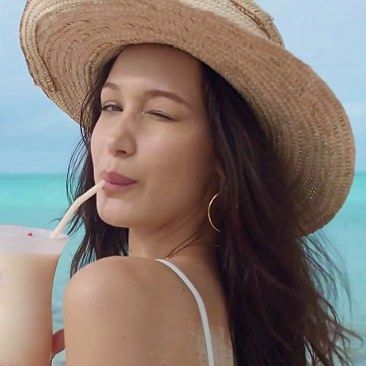 Sexy as always! Η Bella Hadid έκανε το πρώτο της μπάνιο και το σώμα της είναι κάπως έτσι