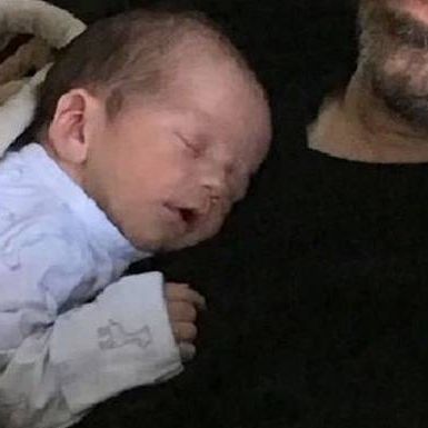 Ο νεογέννητος γιος του γνωστού μπαμπά αμέσως μετά τον τοκετό έκανε χειρουργείο ανοιχτής καρδιάς