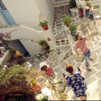 Με αυτό το έθιμο κάθε χρόνο μας υποδέχονται οι ντόπιοι στα ελληνικά νησιά…