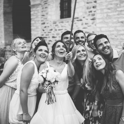 Η φάση που όλοι παντρεύονται και εσύ είσαι απλά… η κουμπάρα