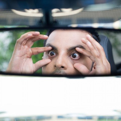 Νύστα στο τιμόνι: Τα επικίνδυνα σημάδια & τι πρέπει να κάνετε