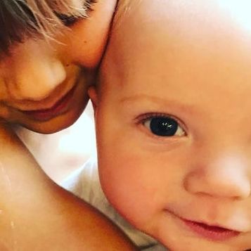 Ο ρόλος της μεγάλης αδερφής της πάει πολύ! Η τρυφερή φώτο που δημοσίευσε η γνωστή μαμά της