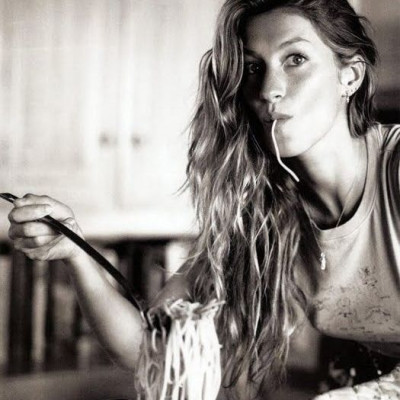 Είσαι και εσύ μακαρονού; Αν ναι, δοκίμασε αυτή τη μακαρονάδα με σκόρδο και λευκό κρασί ASAP