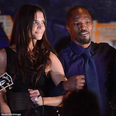 So in love!Η Katie Holmes απολαμβάνει ρομαντική έξοδο στο Παρίσι λίγα μέτρα μακριά από τον T. Cruise