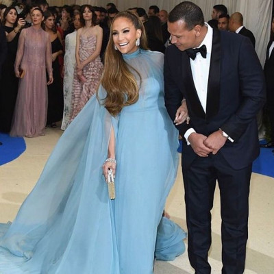 Ας κάνουμε μία υπόκλιση για αυτή την τόσο σέξι και chic εμφάνιση της Jennifer Lopez