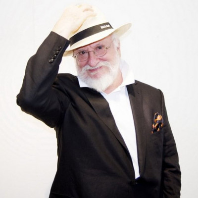 Ο Διονύσης Σαββόπουλος τραγουδά για το Όλοι Μαζί Μπορούμε στο Καλλιμάρμαρο