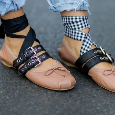 Το να φοράς δύο διαφορετικά μεταξύ τους παπούτσια είναι το νέο trend που πρέπει να ξέρεις;