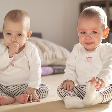 Τι κάνεις όταν τα δίδυμα μωρά σου κλαίνε ταυτόχρονα;