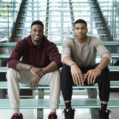 Ο Γιάννης και ο Θανάσης Αντετοκούνμπο στη Στέγη