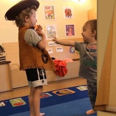 Δείτε την Άννα Βίσση να γίνεται ξανά παιδί και να μεταμφιέζεται με τους εγγονούς της