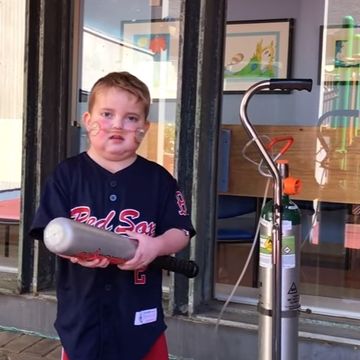 Θα συγκινηθείτε με τον μικρούλη που μαθαίνει ότι μετά από 187 μέρες μπορεί να πάει σπίτι του