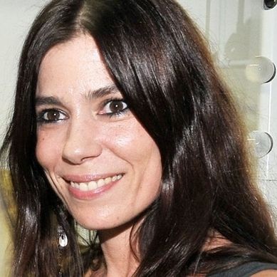 Η Μυρτώ Αλικάκη ποζάρει με μαγιό στα 45 της χωρίς ίχνος ρετούς