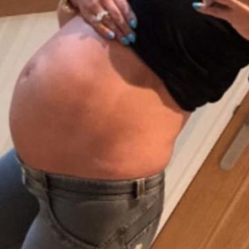 Λίγο πριν υποδεχτεί το τέταρτο παιδάκι της, ποζάρει στον καθρέφτη