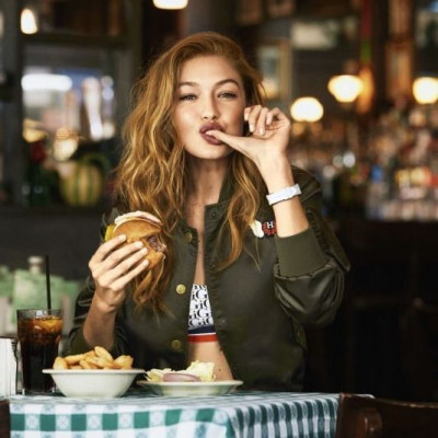 Oι άντρες τρελάθηκαν: 5 αηδιαστικά πράγματα που κάνουμε και τους...ερεθίζουν