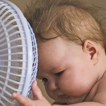 Καύσωνας και κλιματιστικό: Τι πρέπει να γνωρίζετε αν έχετε μωρό στο σπίτι