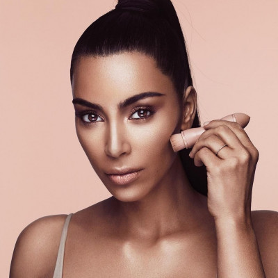 Δες βήμα- βήμα πώς πετυχαίνει η Kim Kardashian το natural μακιγιάζ της!