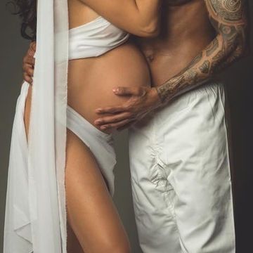 Τον Μάρτιο έγινε μαμά και τώρα δημοσιεύει για πρώτη φορά φωτογραφίες εγκυμοσύνης της