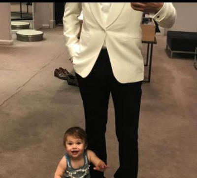 Γνωστός παρουσιαστής παντρεύεται και διαλέγει κοστούμι με την κόρη του