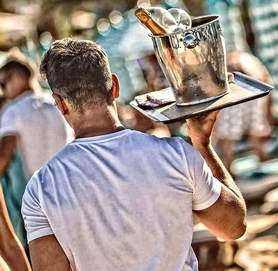 Σε Μύκονο και Σαντορίνη «έδεσε» για ελέγχους η Οικονομική Αστυνομία