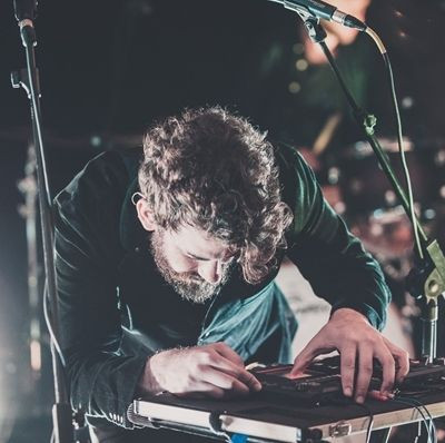 To KΠΙΣΝ υποδέχεται τον Theodore για μία συναυλία στα Πανοραμικά Σκαλιά της