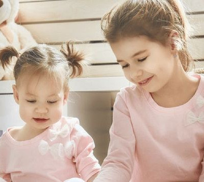 Τα οφέλη να έχεις παιδιά με μικρή διαφορά ηλικίας