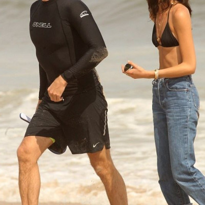 Ο διάσημος τραγουδιστής είναι και πάλι ερωτευμένος και η σύντροφος του είναι απίστευτα sexy