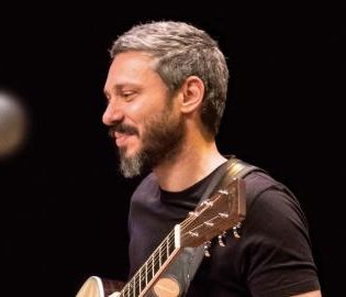 Ο Αλκίνοος Ιωαννίδης με την Ορχήστρα των Κυκλάδων στη Σύρο