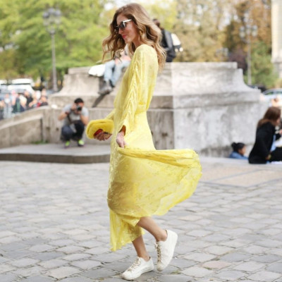 Summer Vibes: 7 νέοι, άκρως καλοκαιρινοί, τρόποι να φορέσεις τα λευκά σου sneakers