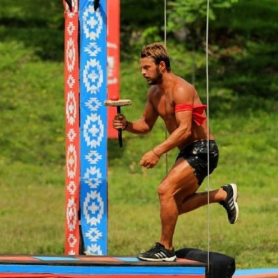 Αχ! Ντάνο: Ο Γιώργος Αγγελόπουλος ποζάρει ημίγυμνος και «γονατίζει» το Instagram