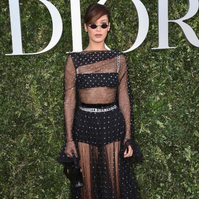 To διάφανο φόρεμα που φοράνε όλες οι celebrities είναι ό,τι πιo ονειρικό έχεις δει