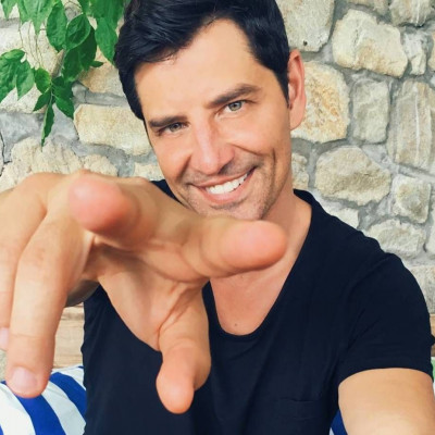 Ο Σάκης Ρουβάς κάνει surf και γίνεται το απόλυτο beach boy του Instagram