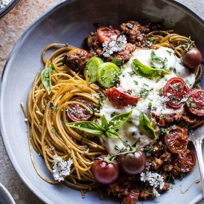 Μακαρονάδα με κοτόπουλο και παρμεζάνα για να αντέξεις μία ακόμη Τετάρτη στο γραφείο