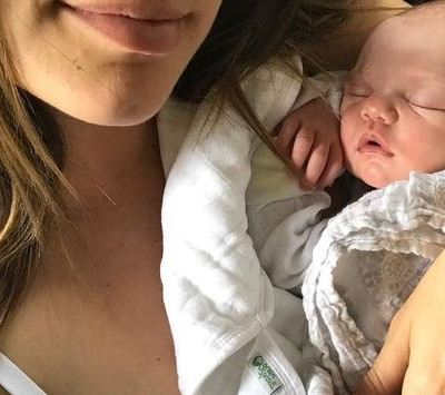 Γέννησε εκτάκτως με καισαρική! Τα πρώτα λόγια και η φωτογραφία με την κόρη της