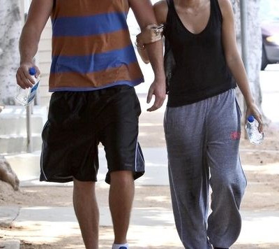 Ο γάμος του διάσημου ζευγαριού είναι πιο κοντά από ποτέ και η απόδειξη είναι στο χέρι της