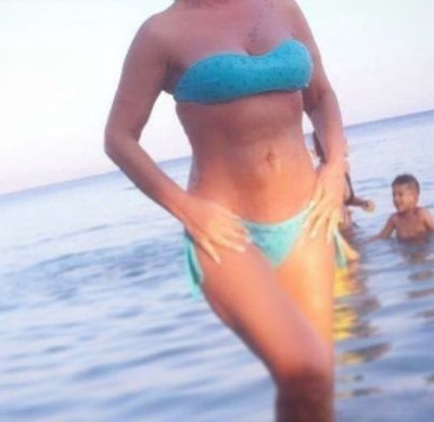 Είναι 61 ετών και με τις εμφανίσεις της στην παραλία με μαγιό βάζει κάτω 20άρες η…