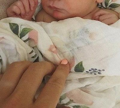 Γνωστός τραγουδιστής έγινε ξανά μπαμπάς- Δείτε την πρώτη φωτογραφία της νεογέννητης κόρης του