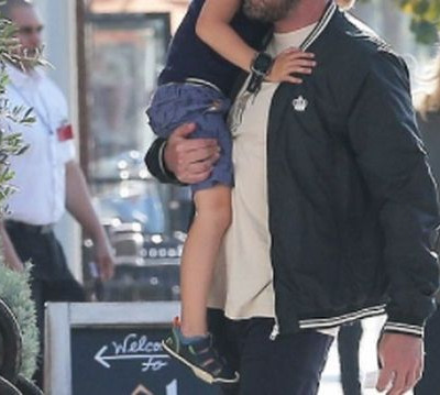 Διάσημος ηθοποιός βρήκε νέα αγαπημένη, αλλά κάνει pizza party με την πρώην και τα παιδιά τους