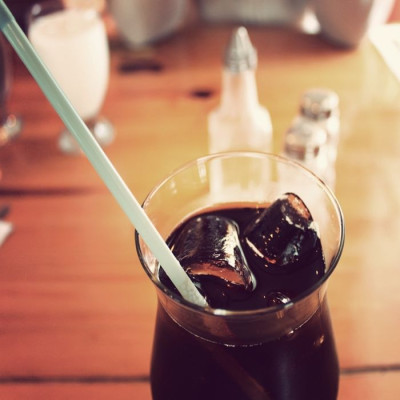 Αναψυκτικά με φυσικό μεταλλικό νερό ή με νερό βρύσης; Ποιες οι διαφορές;